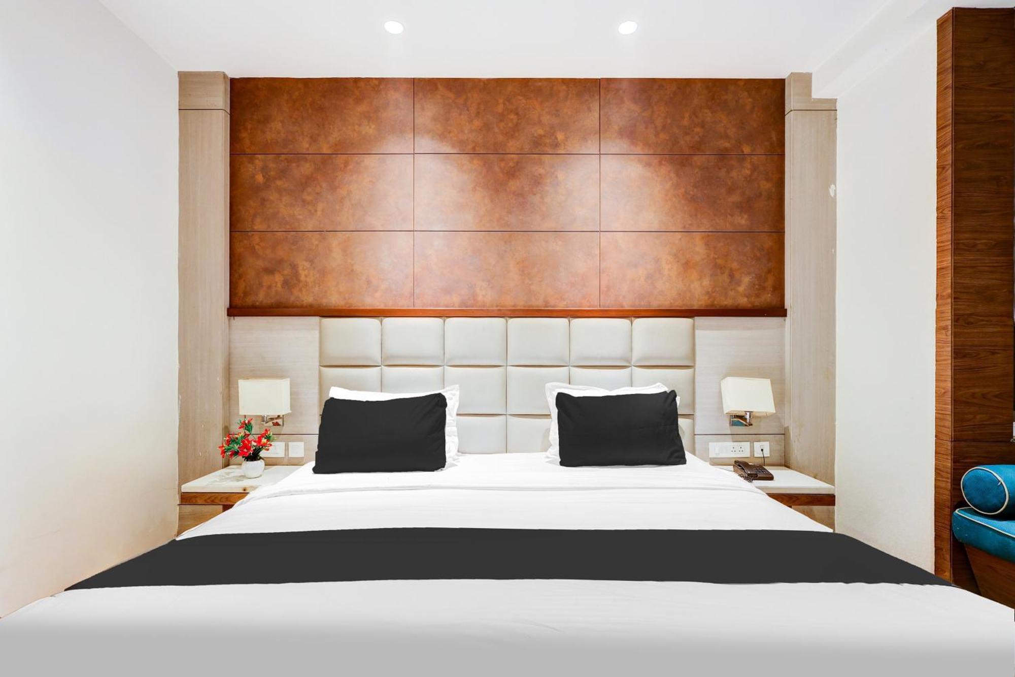 Super Townhouse Chhatarpur Near Metro Park Нью-Делі Екстер'єр фото