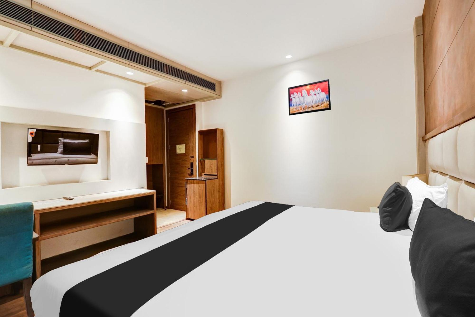 Super Townhouse Chhatarpur Near Metro Park Нью-Делі Екстер'єр фото