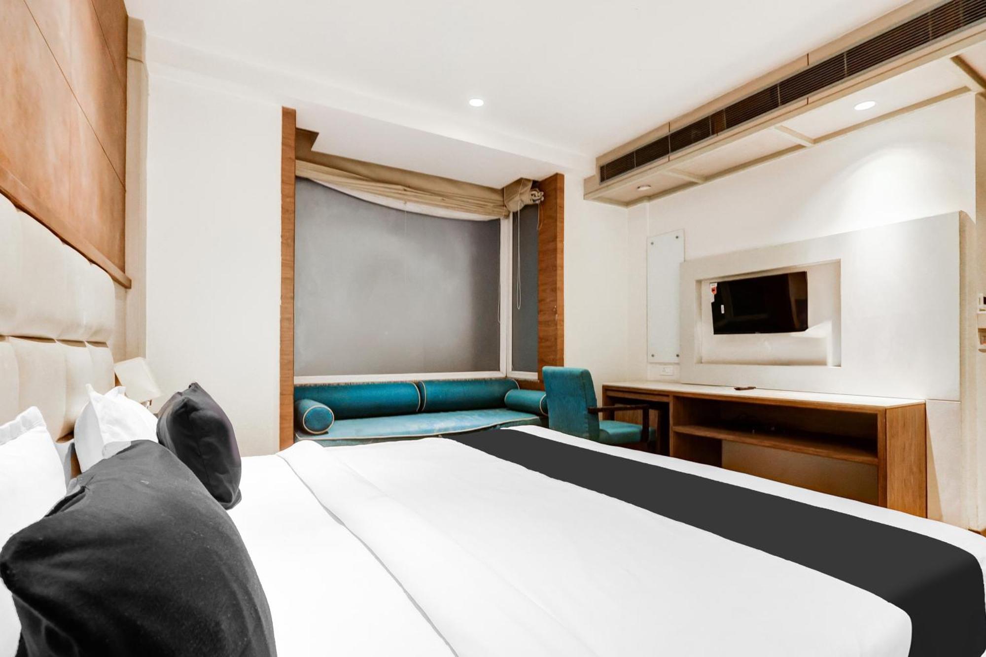 Super Townhouse Chhatarpur Near Metro Park Нью-Делі Екстер'єр фото