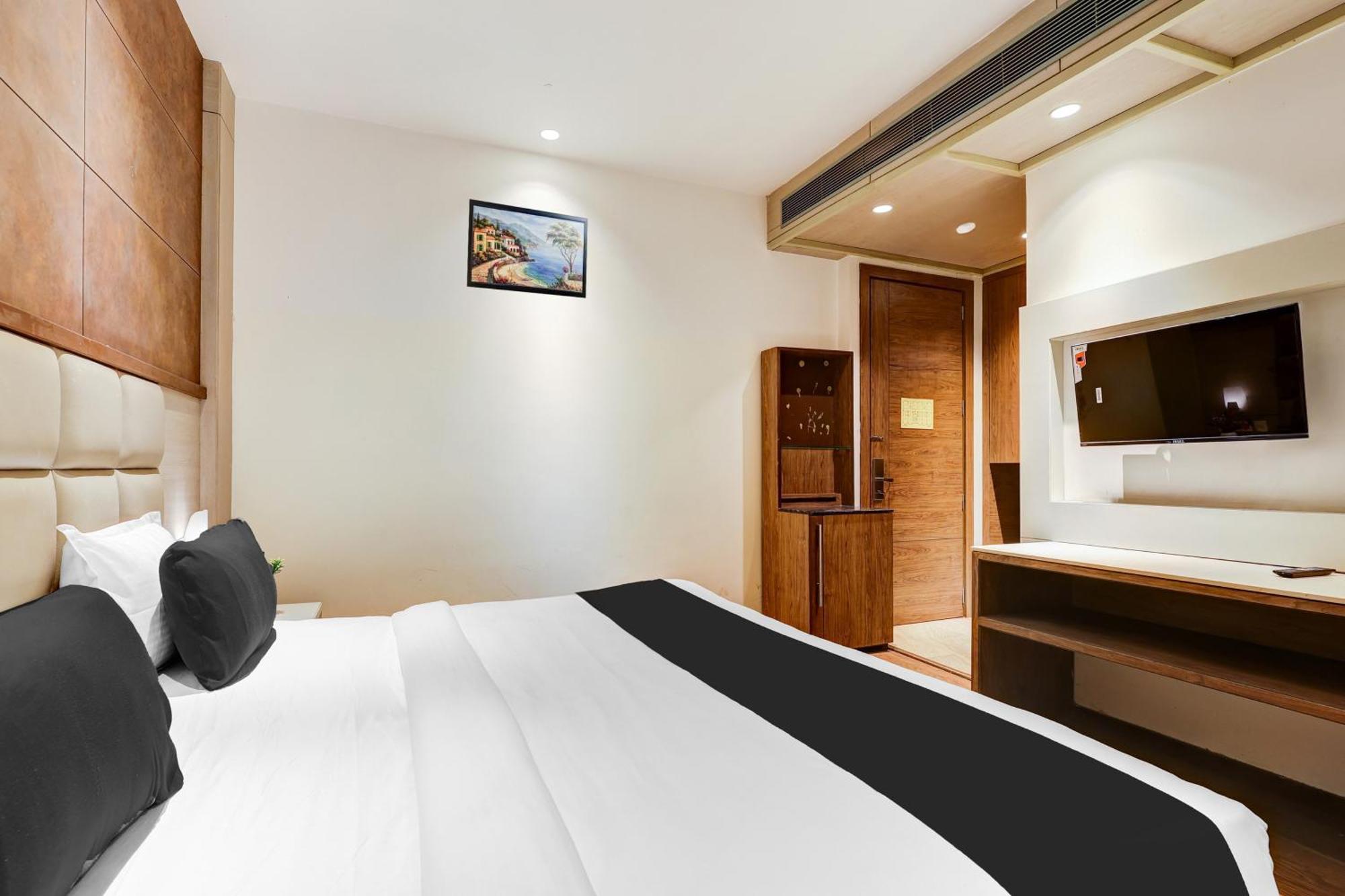 Super Townhouse Chhatarpur Near Metro Park Нью-Делі Екстер'єр фото
