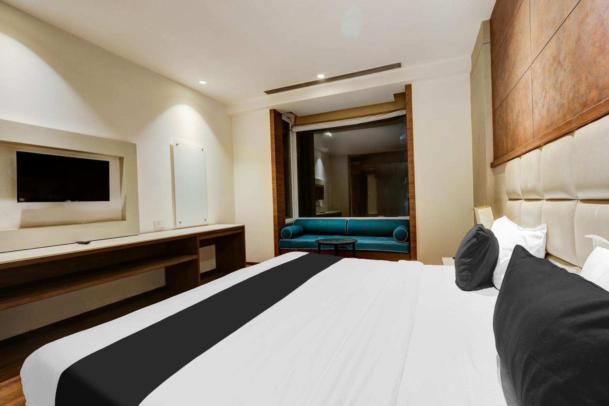 Super Townhouse Chhatarpur Near Metro Park Нью-Делі Екстер'єр фото