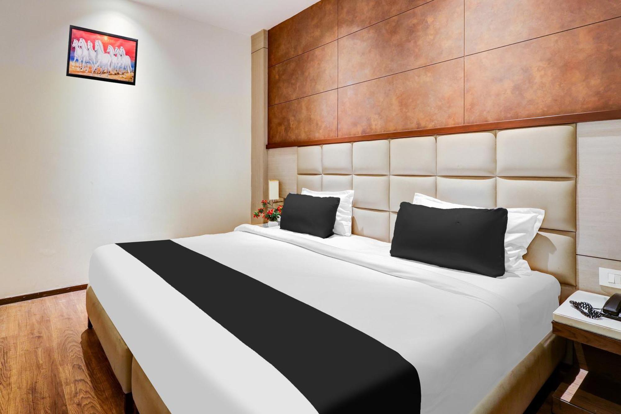 Super Townhouse Chhatarpur Near Metro Park Нью-Делі Екстер'єр фото